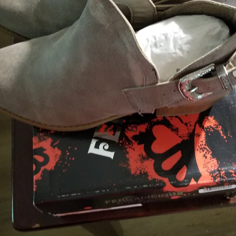 Fergalicious 11 Battle Doe booties NIB - Picture 3 of 4